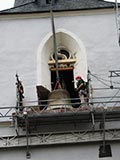 Nun kommt die Lutherglocke (gerade so) aus dem Turm.