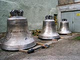 nun stehen sie alle 3 fertig zum Einbauhub - Lutherglocke    (h0)    3.000 kg ; - Herderglocke   (cis)   1.930 kg ;  - Bachglocke      (e)     1.382 kg