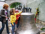 blinde und sehbehinderte Kinder der Diesterwegschule wollen die Glocken natrlich berhren