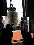 schnell noch ein Foto mit der Glocke, dann kann sie endlich rein