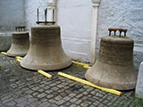 Wieder ein Arbeitsabschnitt abgeschlossen. Alle 3 Eisenhartgußglocken stehen auf der Erde. Wieder ein Arbeitsabschnitt abgeschlossen. Alle 3 Eisenhartgußglocken stehen auf der Erde.